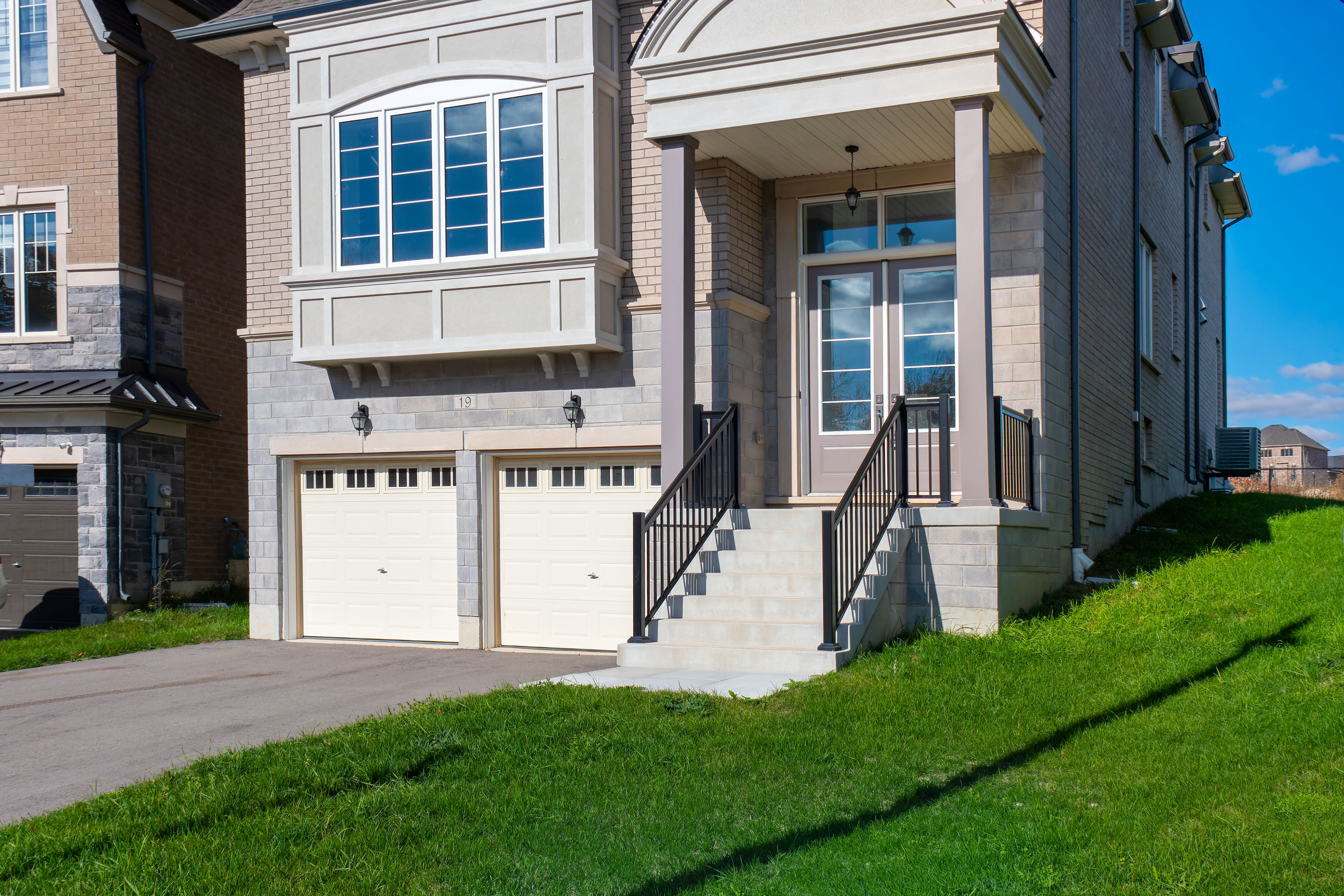 https://www.spectrumrealtyservices.com/images/009-A_Covered_Front_Porch.jpg