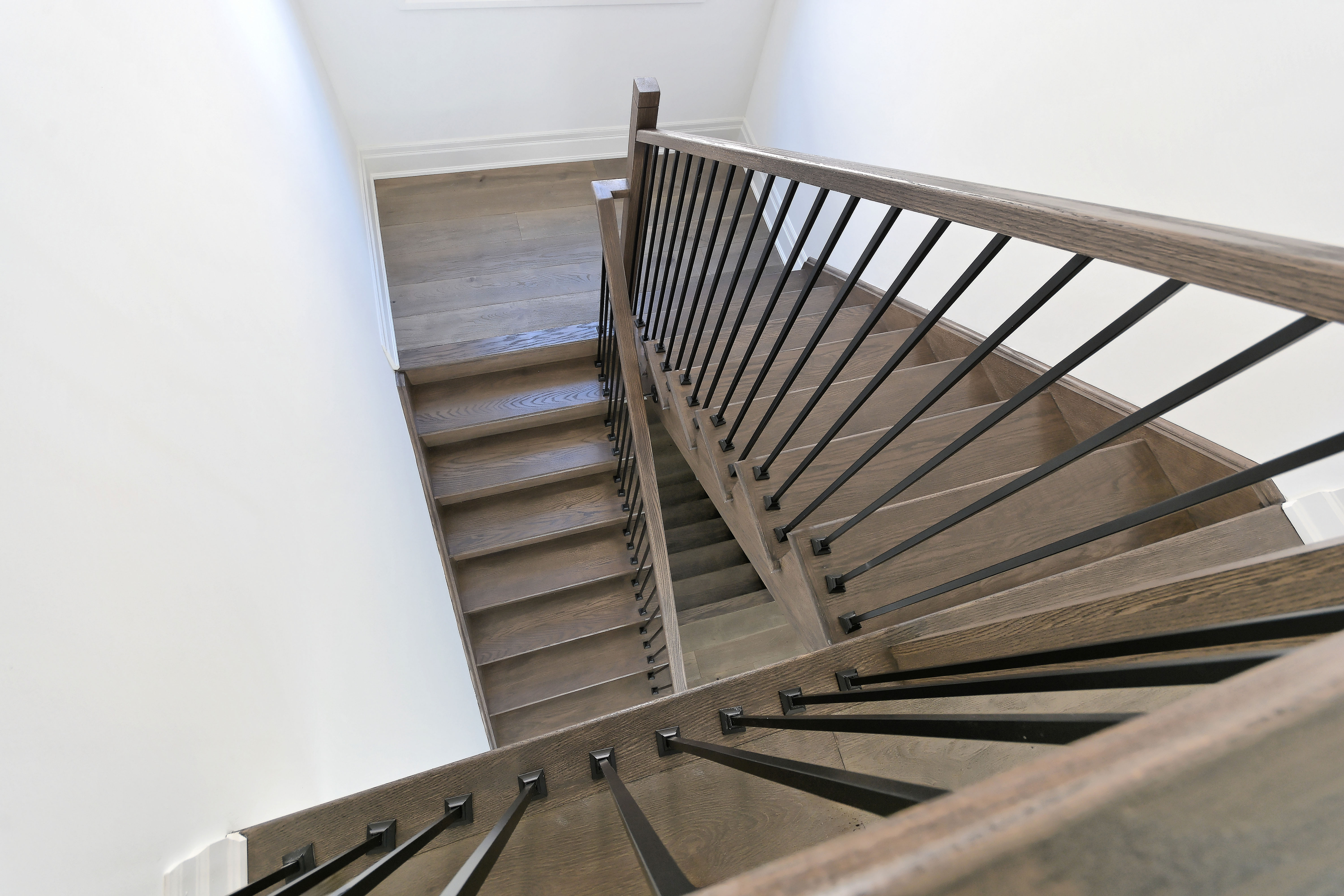 https://www.spectrumrealtyservices.com/images/029-Hardwood_Staircase.jpg