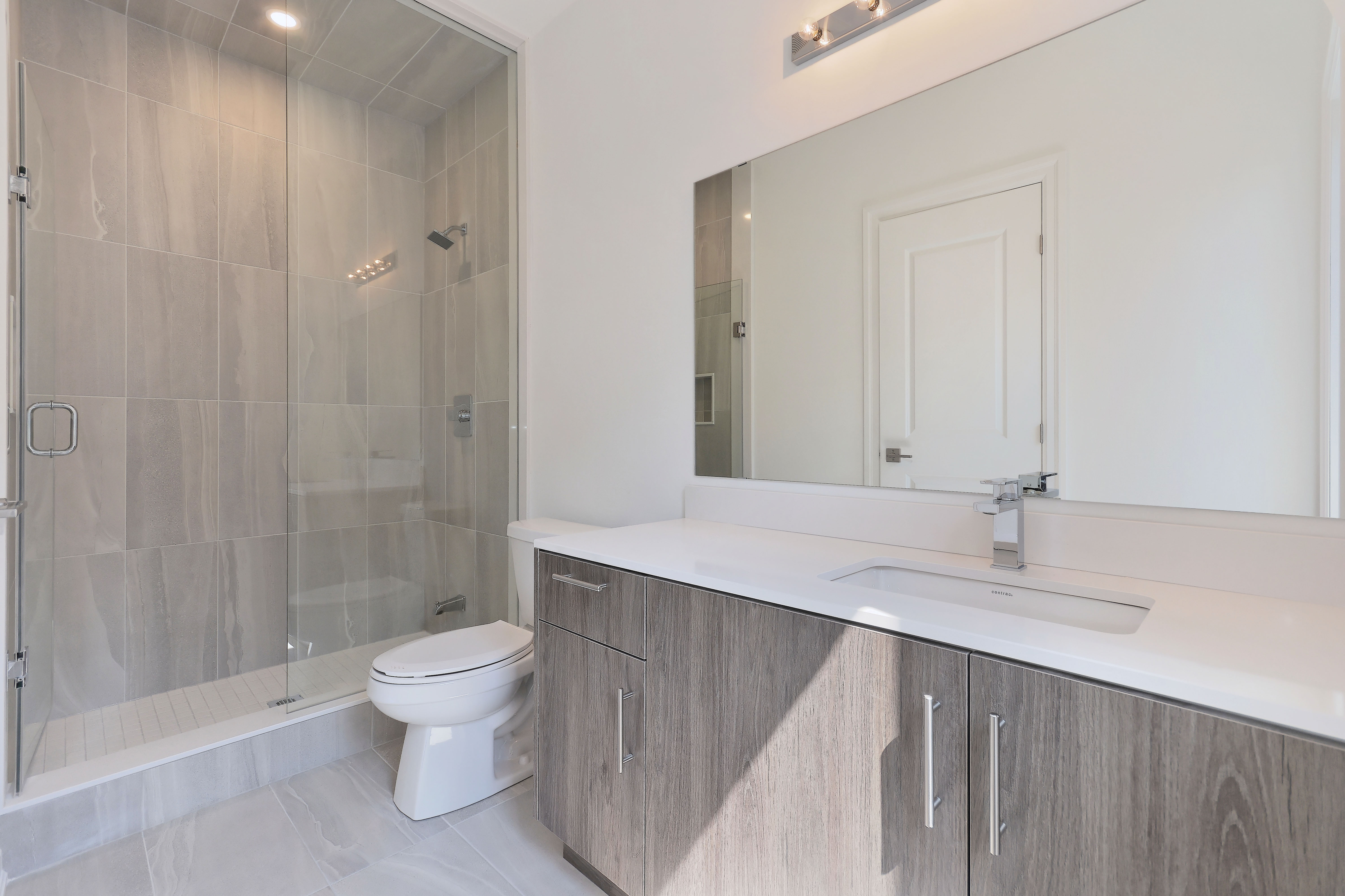 https://www.spectrumrealtyservices.com/images/040-3rd_Bedroom_Ensuite.jpg