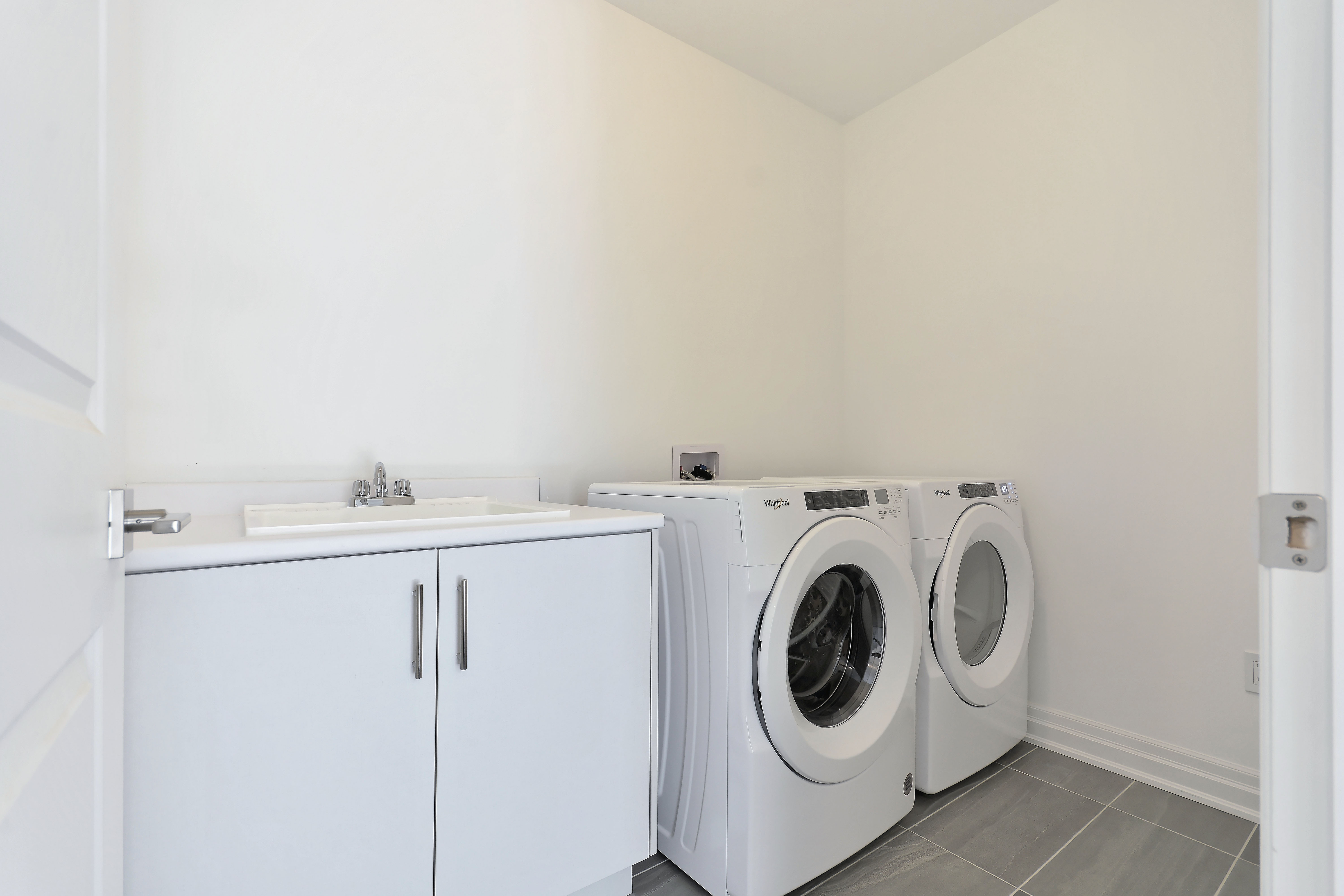 https://www.spectrumrealtyservices.com/images/044-Bedroom_Level_Laundry_Room_With_Whirlpool_Appliances.jpg
