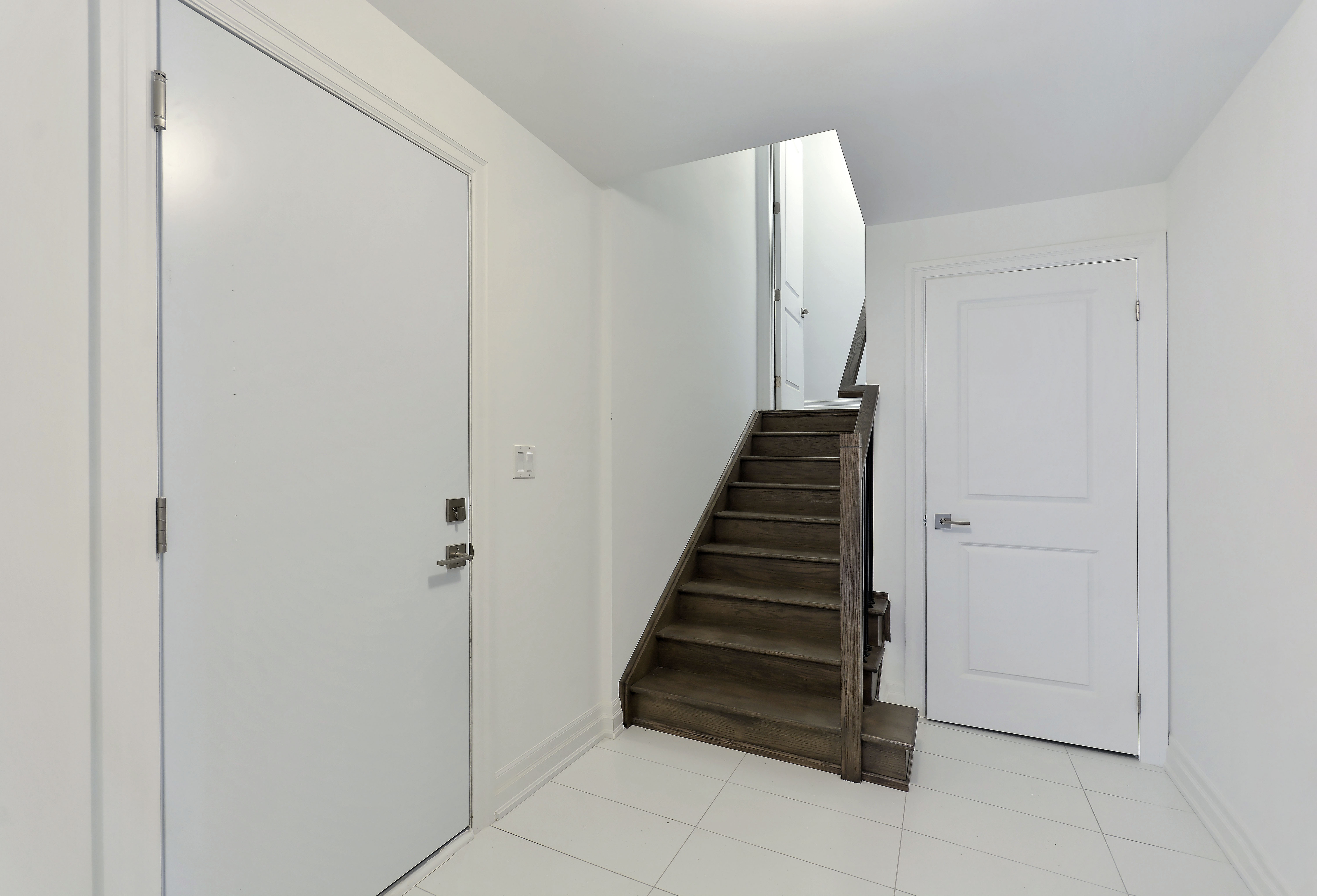 https://www.spectrumrealtyservices.com/images/045-Lower_Landing_With_Interior_Garage_Access.jpg